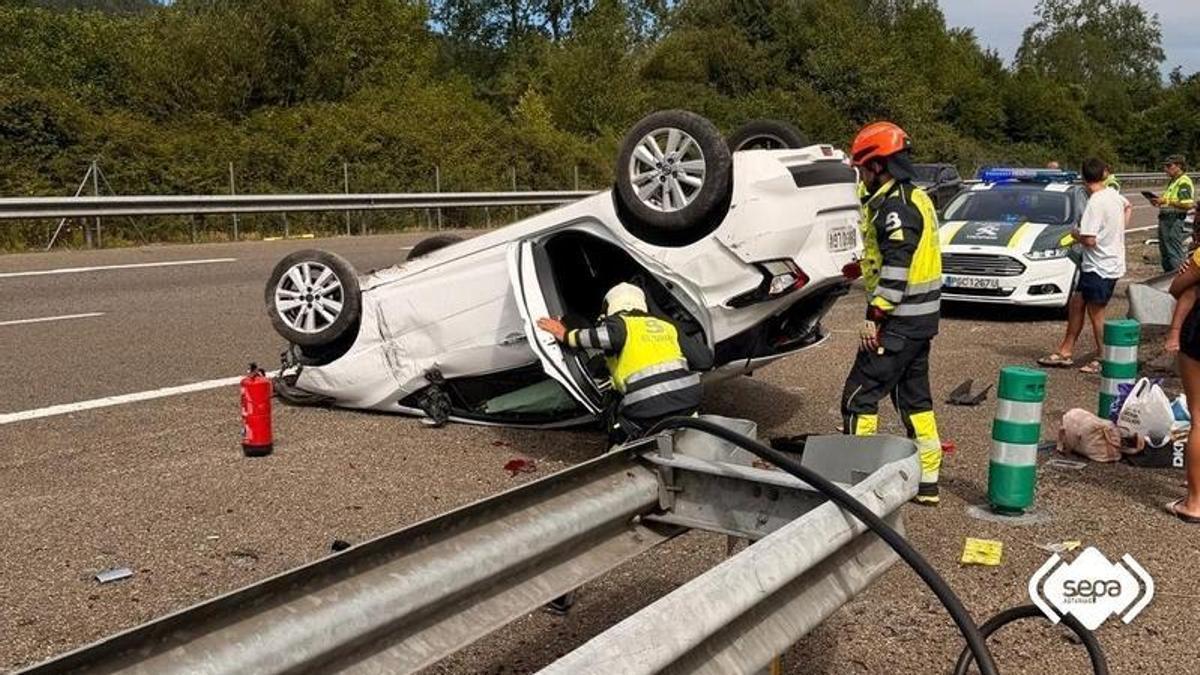 El turismo que volcó en la A-8, la altura de Colunga