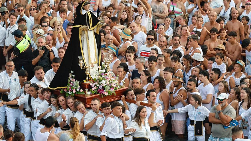 Embarcación de la Virgen del Carmen en el Puerto de la Cruz