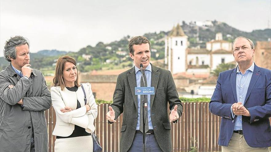 Casado se compromete en Extremadura con el medio rural