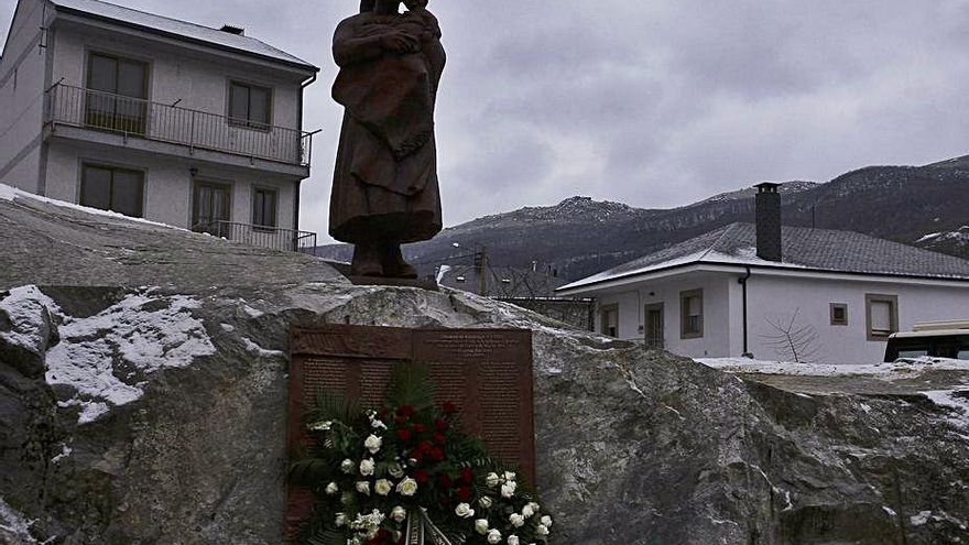 Monumento que recuerda la tragedia de la presa en Ribadelago. | A. S.