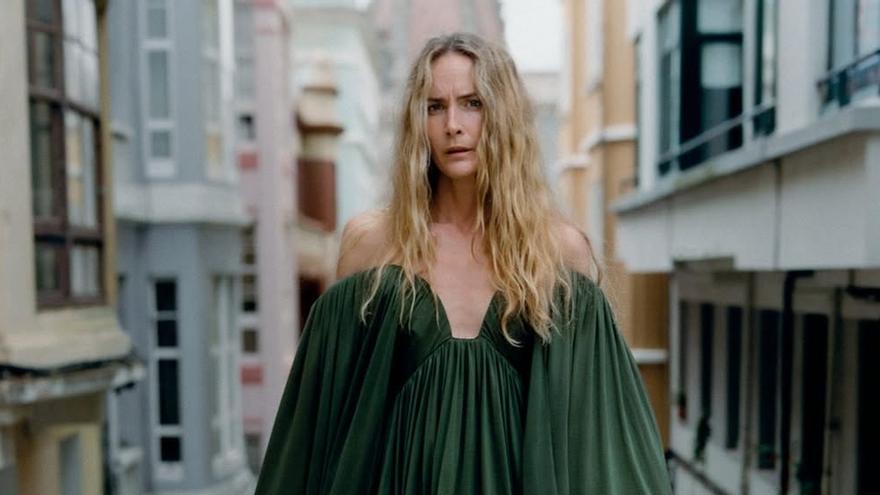 Vogue convierte las calles de A Coruña en escenario de su editorial de otoño