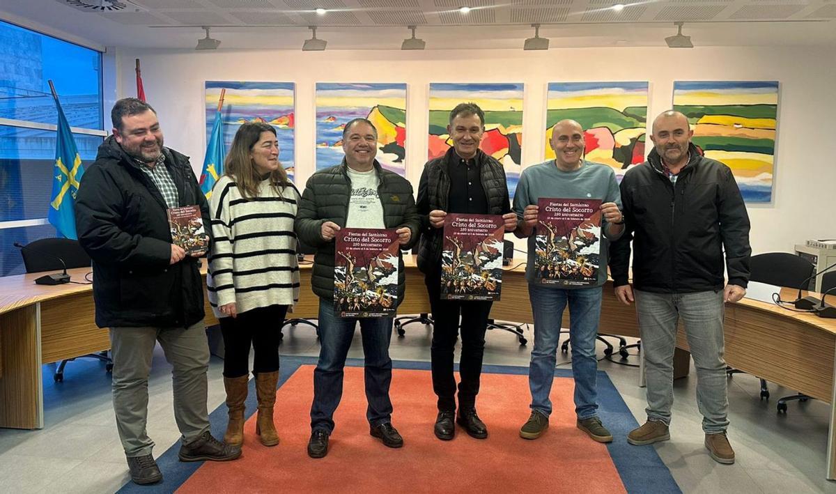 Por la izquierda, Pablo Fernández, María Jesús Fernández, Lalo Ovies, Jorge Suárez, Daniel Fernández y Javier Artime, ayer, durante la presentación de las fiestas del Socorro en el salón de Plenos.   | A. G.