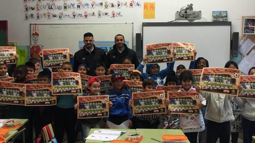 Los jugadores del Palma Diego Favero y Attos visitaron ayer el Colegio Público Gabriel Alzamora.