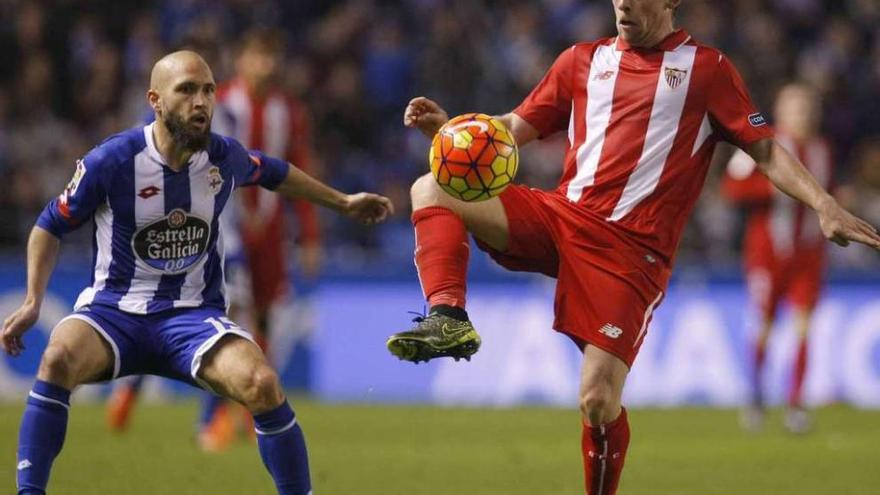 Krohn-Dehli intenta controlar el balón ante Laure, ayer en Riazor. // Cabalar