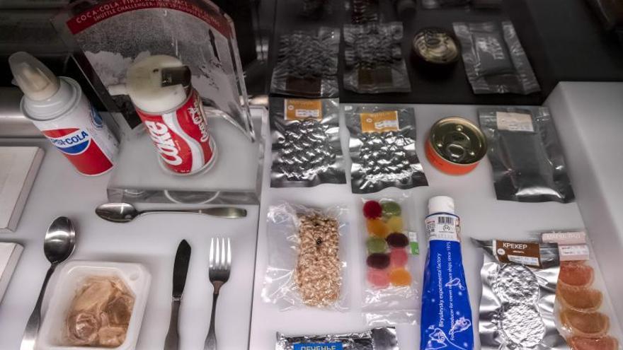 Alimentos y productos de higiene que los astronautas se llevan al espacio.