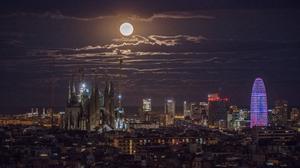 El espectáculo de la superluna brilla en todo el mundo. Las nubes que había en Barcelona tampoco han deslucido el fenómeno.