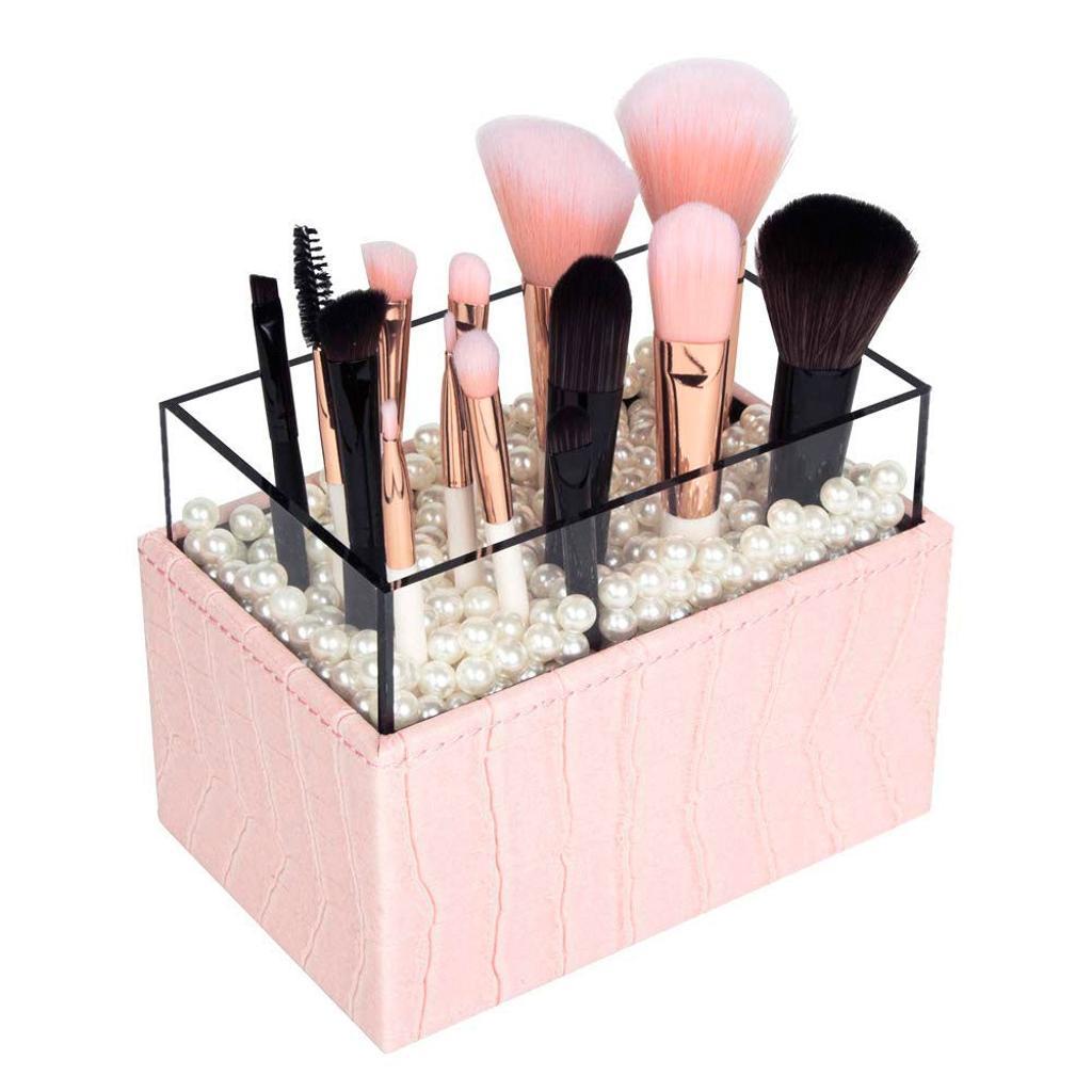 Puedes comprar la caja para brochas de Amazon aquí.