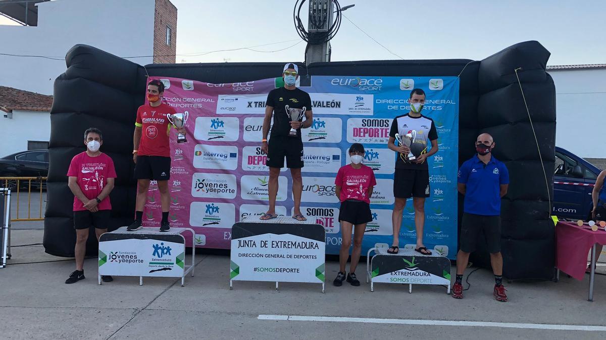 Podio masculino del triatlón disputado en Salvaleón.