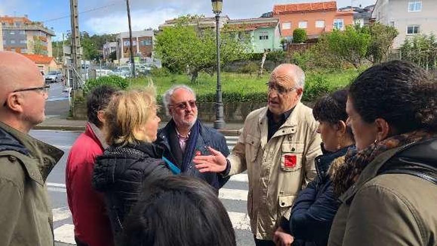 Los socialistas reunidos con miembros de la Plataforma. // FdV