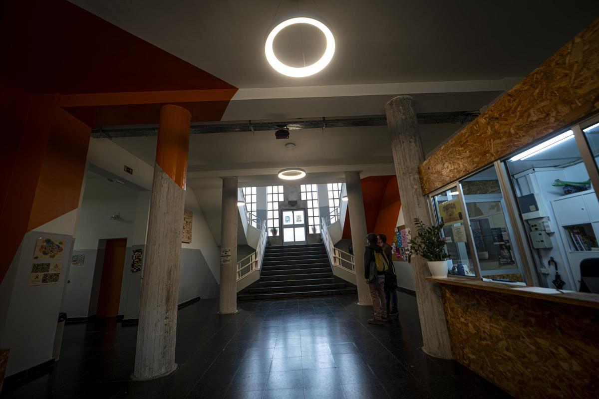 El Institut Sants, entre lo retro y lo ruinoso: crónica visual de un centro que envejece sin cuidados