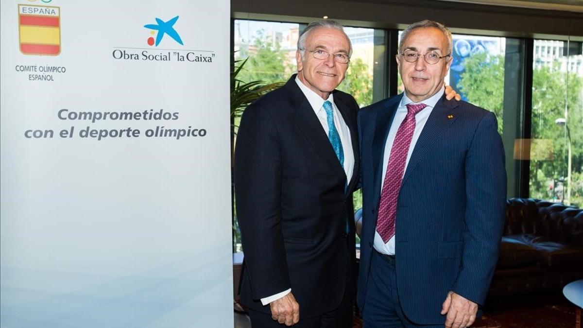 El presidente de la Fundación Bancaria La Caixa, Isidre Fainé, posa junto al presidente del COE, Alejandro Blanco.