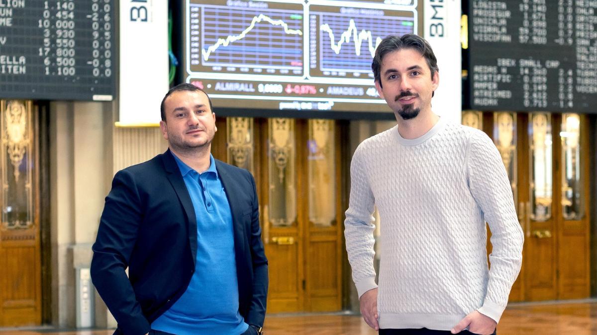 Andrei Manuel (i), cofundador y co-CEO de Bit2Me; y Leif Ferreira (d), cofundador y CEO de Bit2Me, en el Palacio de la Bolsa de Madrid.
