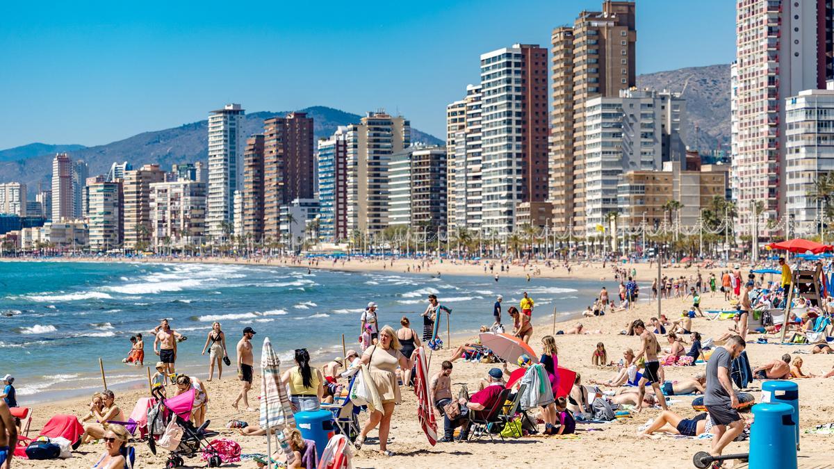 La playa de Levante de Benidorm ha recuperado esta semana imagen de prepandemia