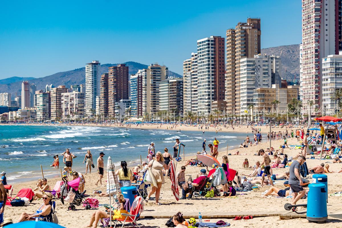 La playa de Levante de Benidorm ha recuperado esta semana imagen de prepandemia