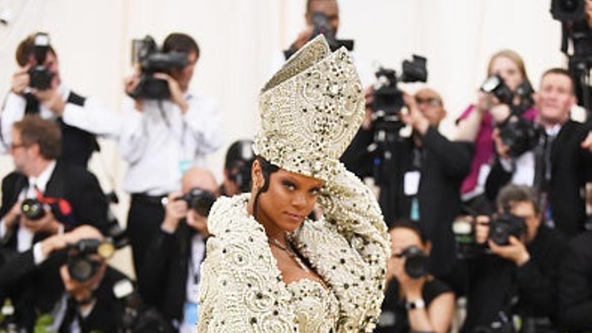 Rihanna se coloca su look en la Gala Met