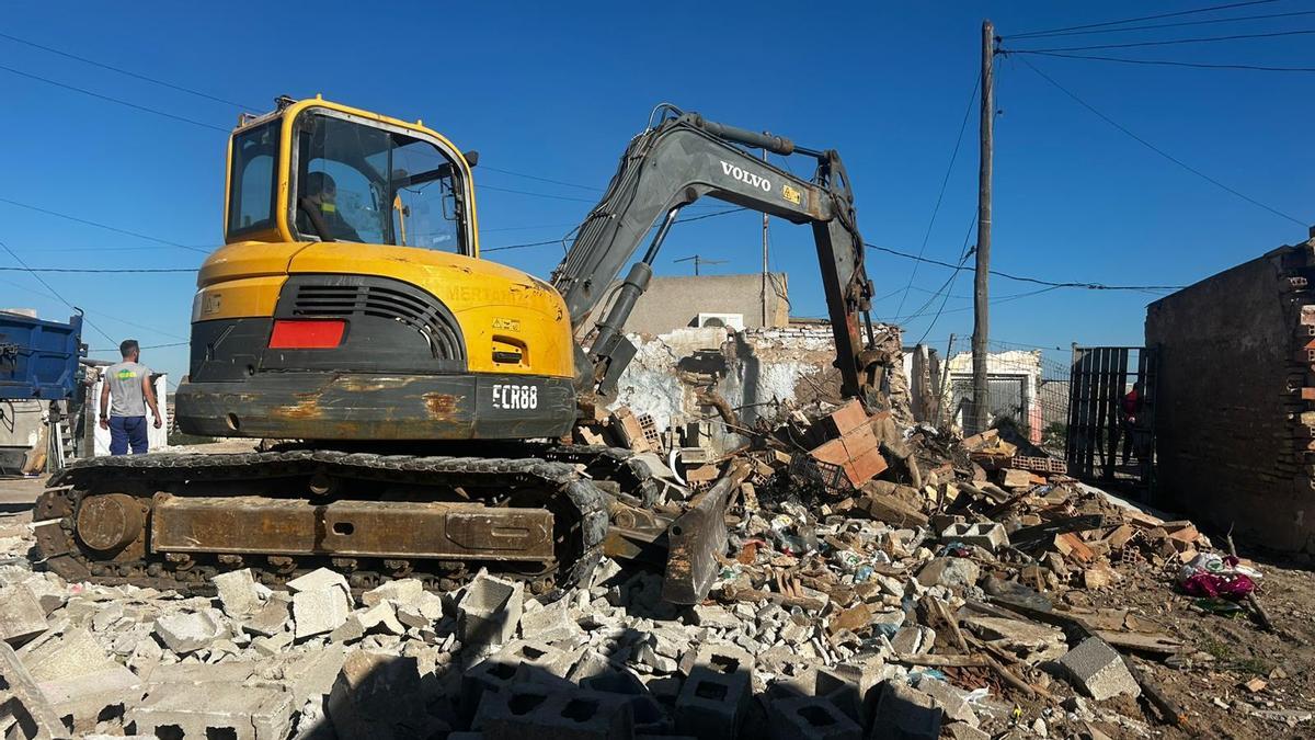 Una pala excavadora derriba una de las viviendas de Los Mateos