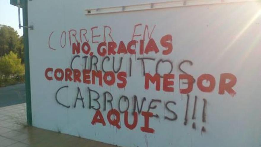 Imagen de unas pintadas alusivas al problema en la Carrasqueta.