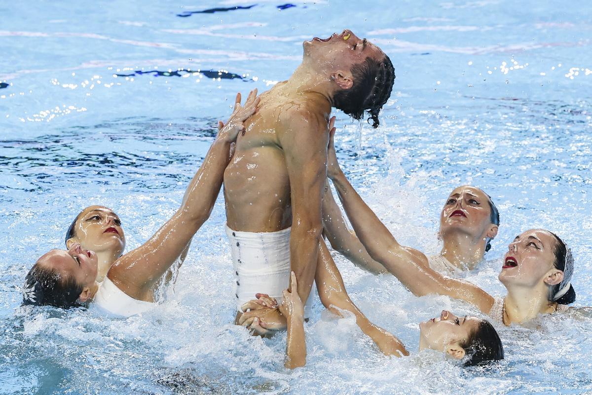 SINGAPORE (Singapore), 24/07/2025.- Team Spain competes in the Team Acrobatic preliminaries of artistic swimming during the World Aquatics Championships Singapore 2025 in Singapore, 24 July 2025. (España, Singapur) EFE/EPA/FAZRY ISMAIL