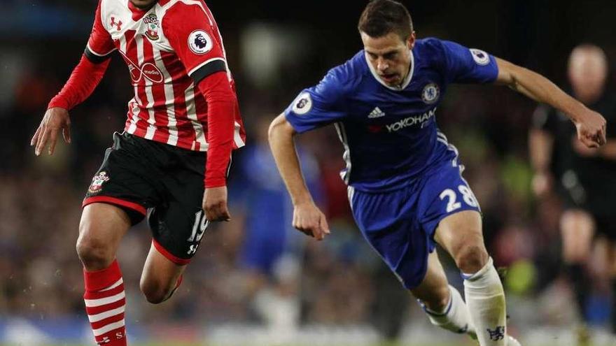 Boufal se escapa de Aizpilicueta en un encuentro de la pasada Premier. // Reuters