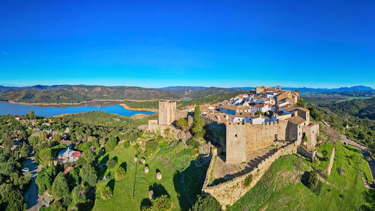 Esta fortaleza esconde uno de los pueblos más bonitos de España
