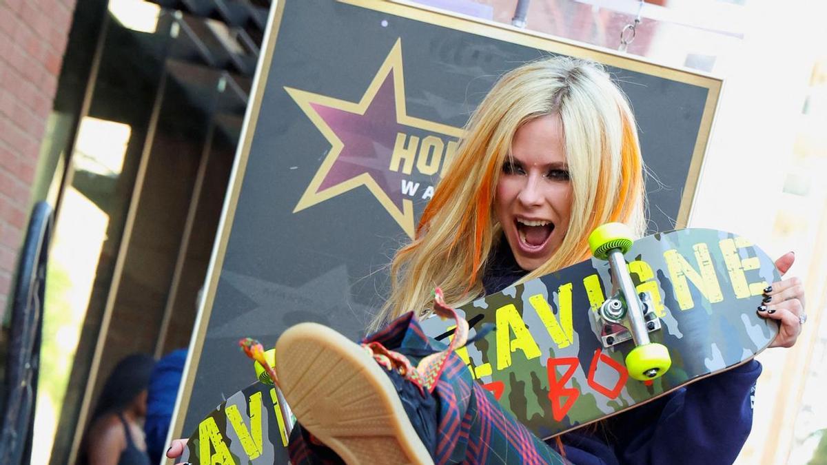 Avril Lavigne celebra 20 años de éxito con una estrella en el Paseo de la Fama de Hollywood.