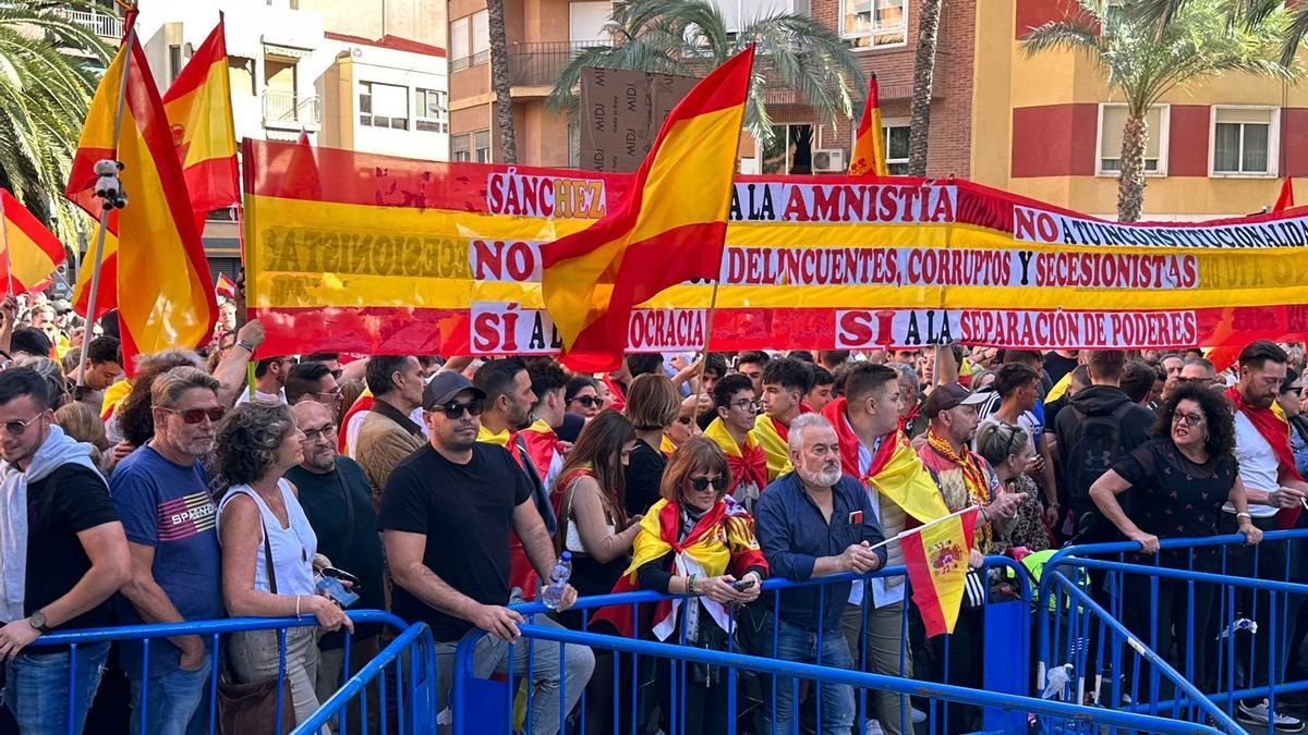 Manifestantes en la sede del PSOE en Alicante