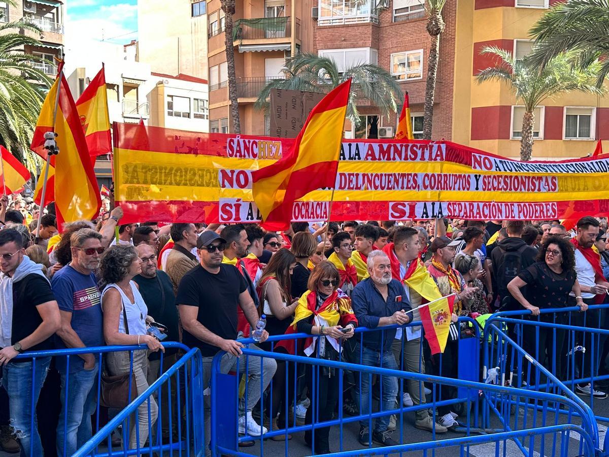 Manifestantes en la sede del PSOE en Alicante
