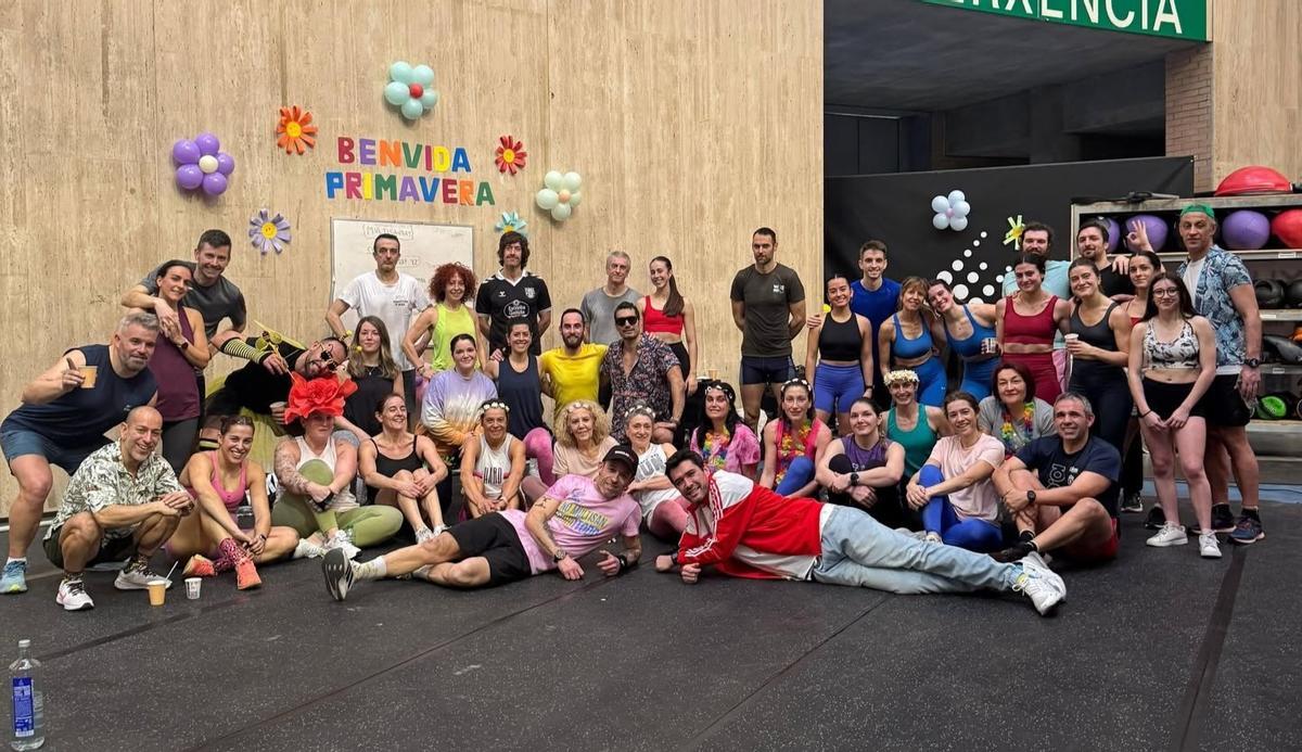 José Ángel Vilas, tumbado a la derecha, junto a los participantes del evento celebrado en primavera