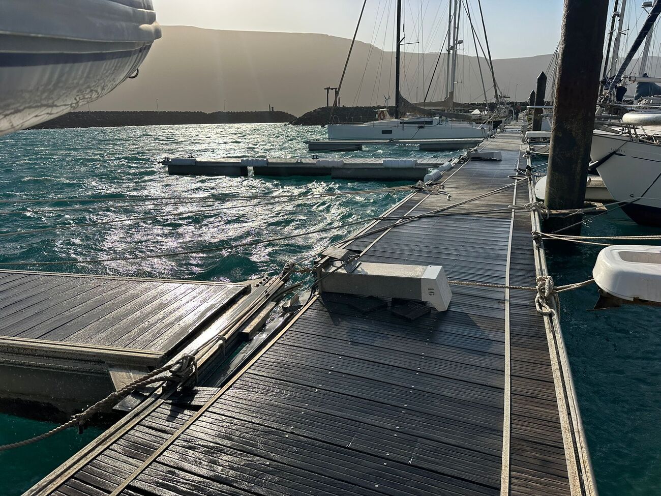 Destrozos en el Puerto de Caleta del Sebo, en La Graciosa, tras el paso de la borrasca Dorothea