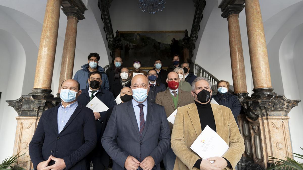 El presidente de la Diputación, Antonio Ruiz, junto a otras autoridades y representantes de las entidades firmantes.