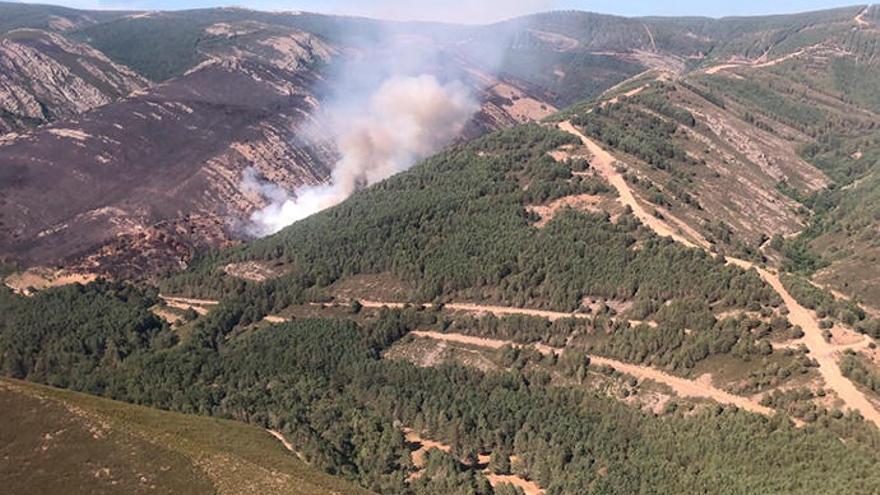 Imagen desde un helicóptero del incendio. //@basevilamaior