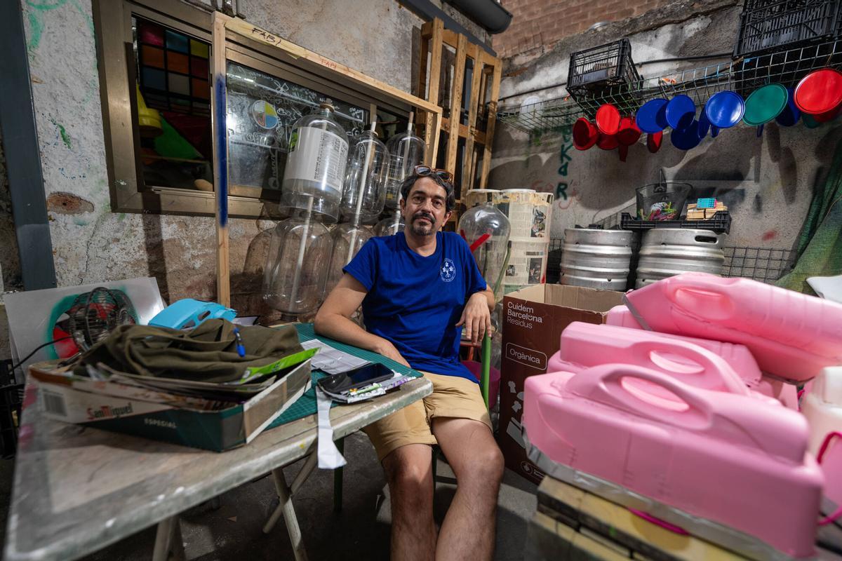 Barcelona. Kepa Uharte posa durante los preparativos de la decoración de la calle Sant Pere Màrtir con motivo de la Festa Major de Gràcia. 6 de agosto de 2026. Sociedad. AUTOR: ZOWY VOETEN