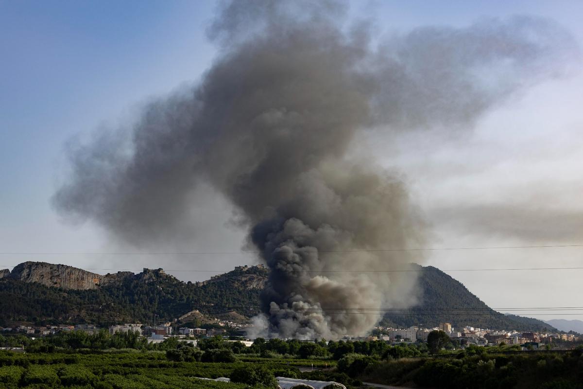 Columna de humo provocada por el incendio, este jueves por la tarde.