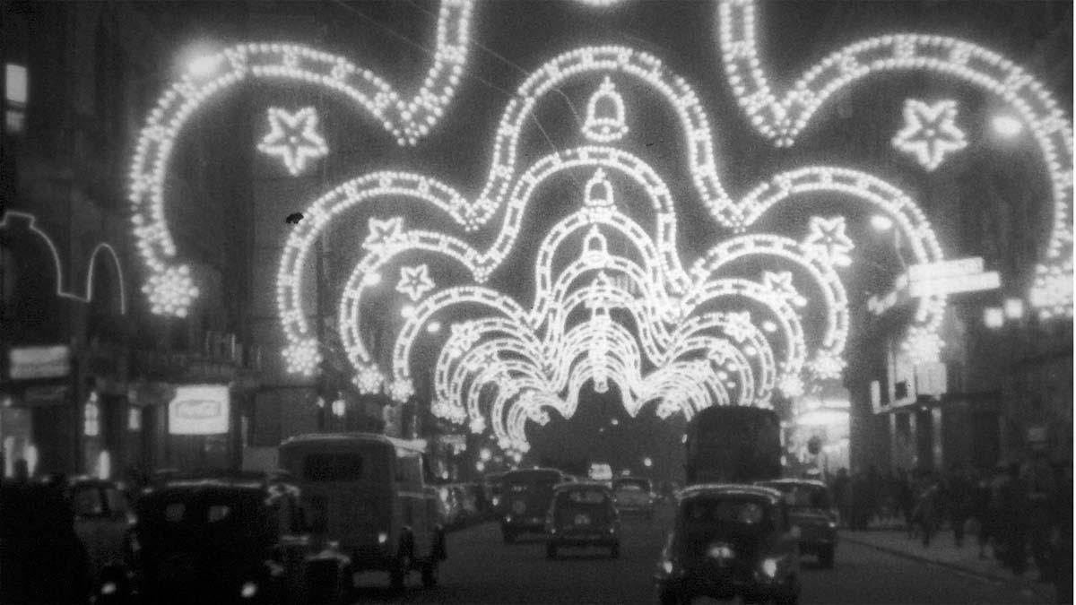 Una de las imagenes del programa Tantas Navidades, mediante el que se mezclaran imágenes domésticas de navidades de los barceloneses con música, en plaza de Catalunya