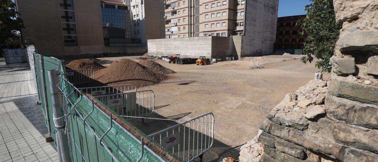 Unas obras de construcción en el paseo María Agustín de Zaragoza en una imagen tomada esta misma semana.