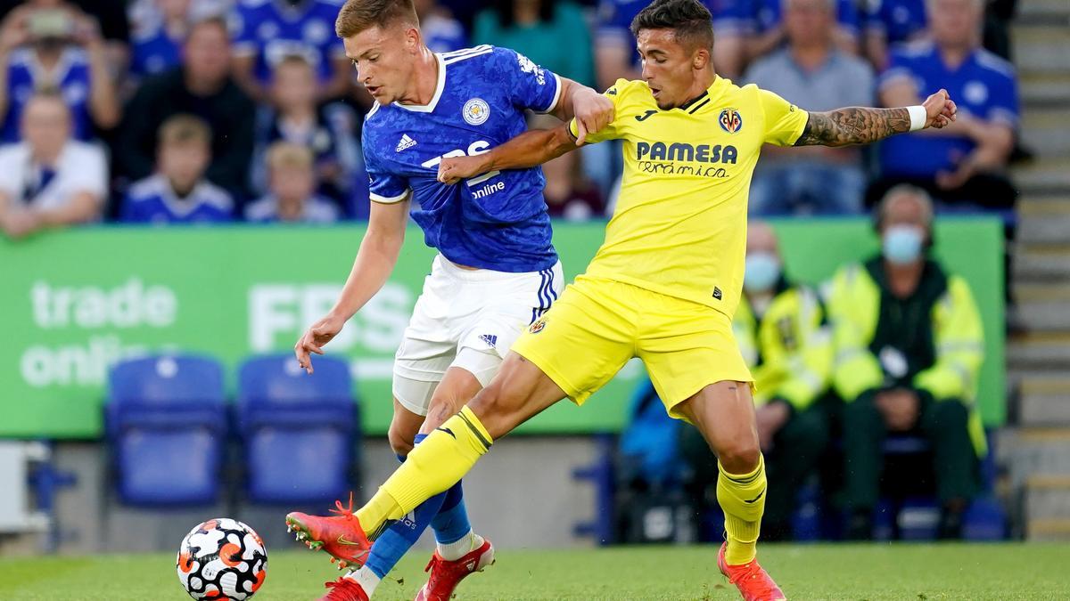 Yeremi Pino disputa un balón en el amistoso del Villarreal en Leicester