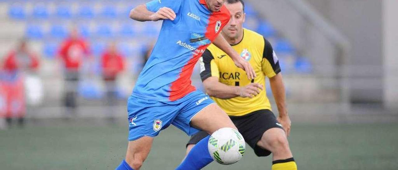 De la Nava controla el balón ante Juan, del Llanera.