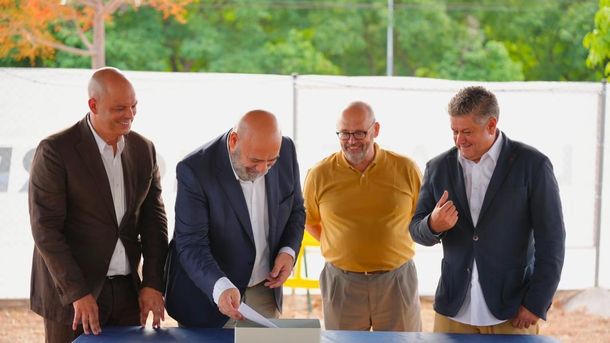 El alcalde de Palma, Jaime Martínez Llabrés, ha presidido el acto de colocación de la primera piedra de la promoción de viviendas de Son Ferragut