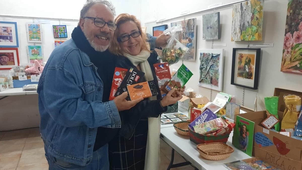 Dos de los artistas participantes con sus tabletas de chocolates