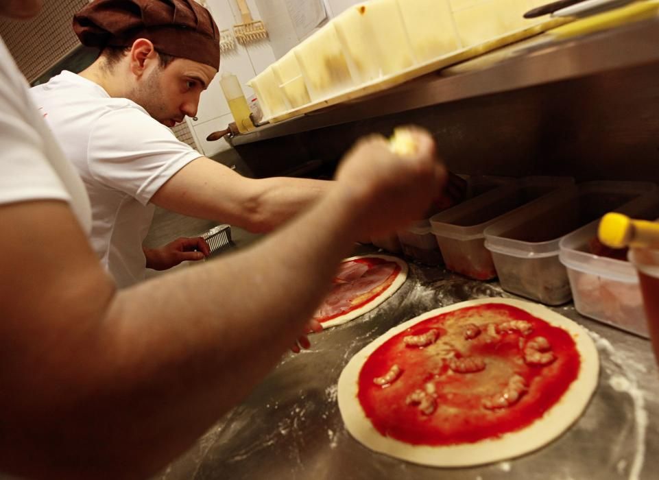 Así se hace una buena pizza italiana en Asturias