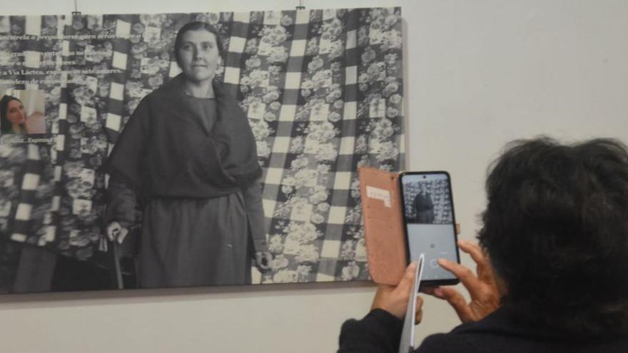 Versos de 24 poetisas complementan os retratos femininos de Vidal en Ribeira