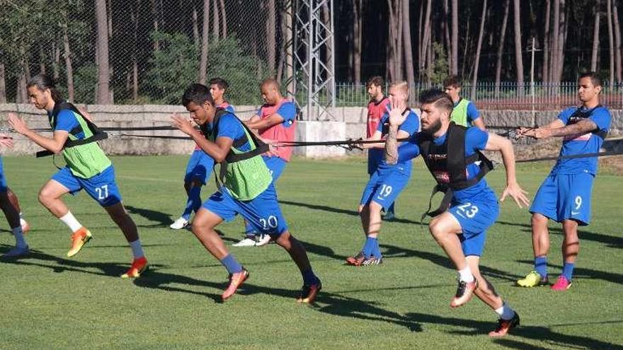 Los jugadores del Estoril, en un entrenamiento. // FdV