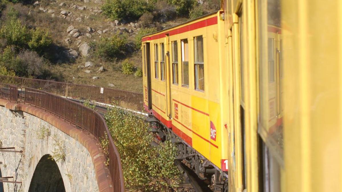 El Tren Groc en un dels trams per la Cerdanya | ARXIU/M.S.