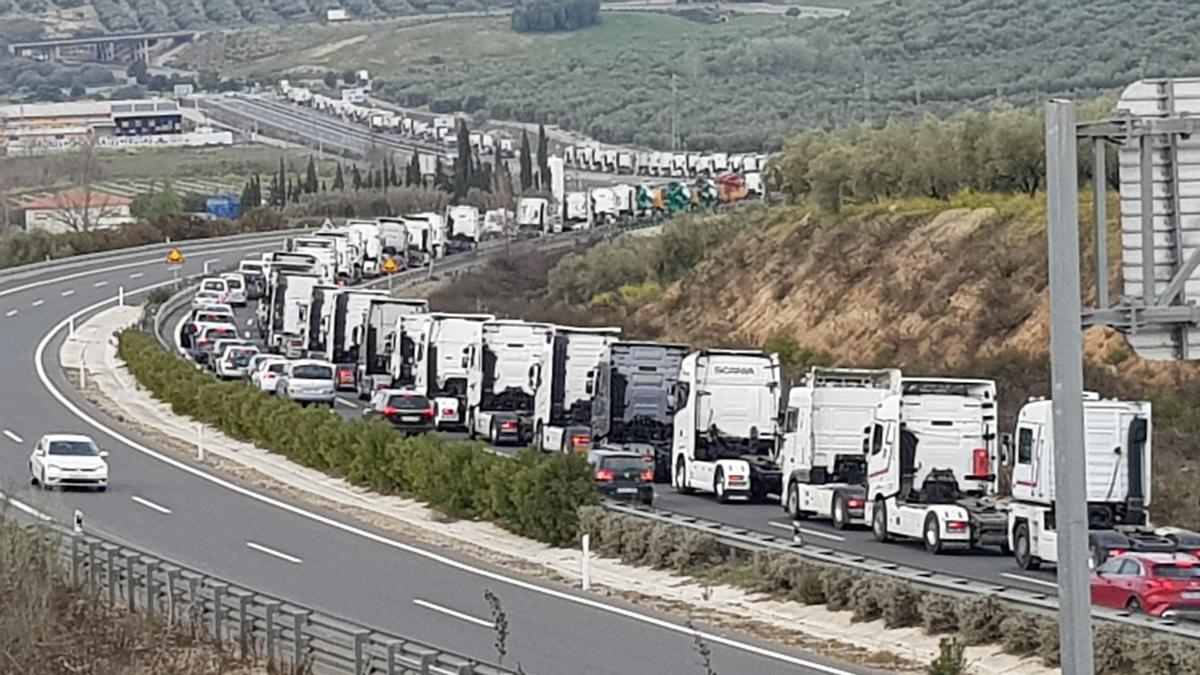 Huelga de transporte a la altura de Lucena