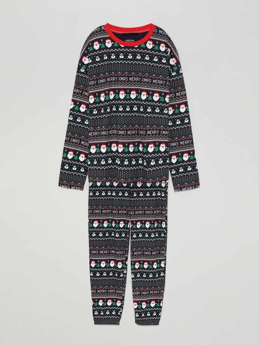 Conjunto de pijama navideño de Lefties. (Precio: 9,99 euros)