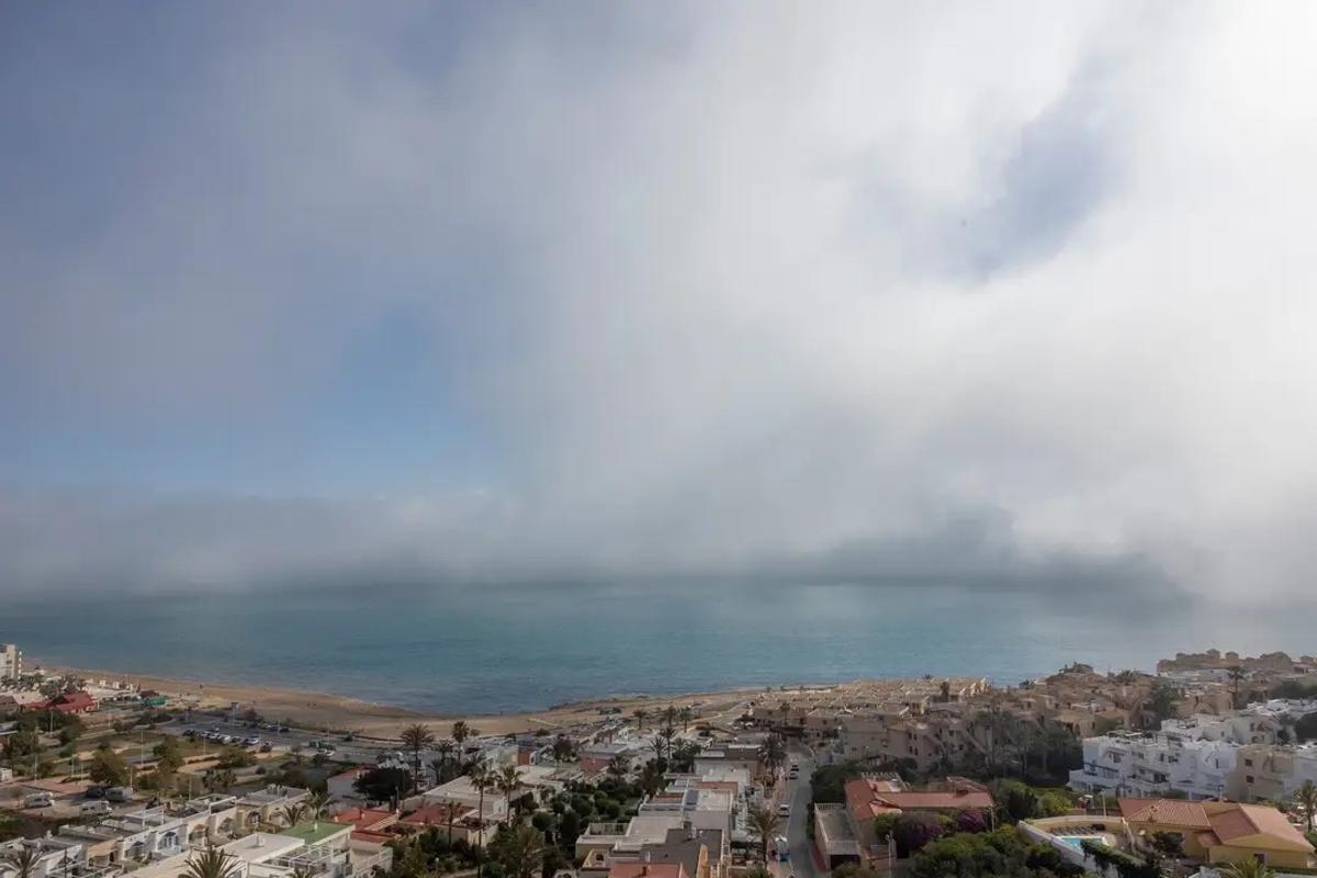 La niebla entrando en la playa de La Mata