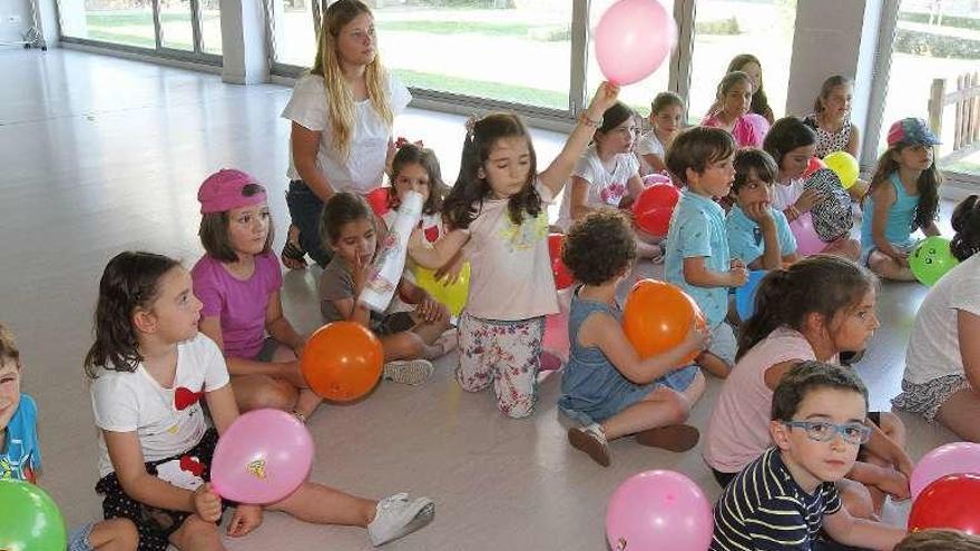 Los niños ayer en el centro cívico de A Ponte. // Iñaki Osorio