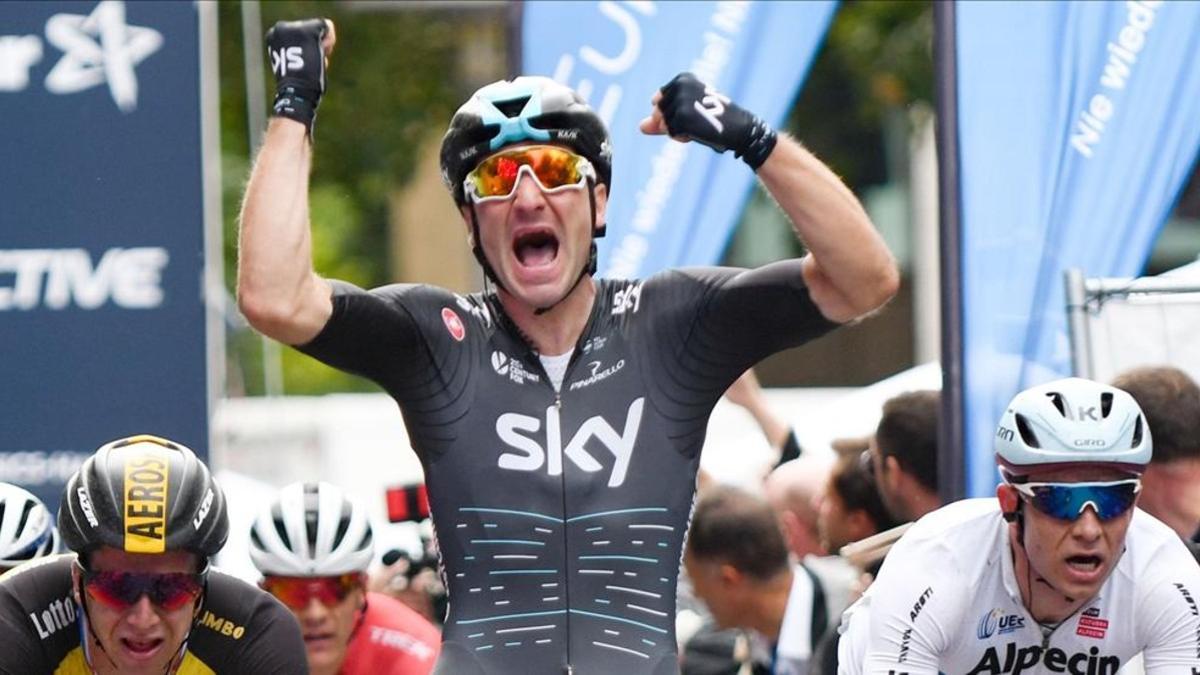 Elia Viviani celebra su victoria en la Clásica de Hamburgo