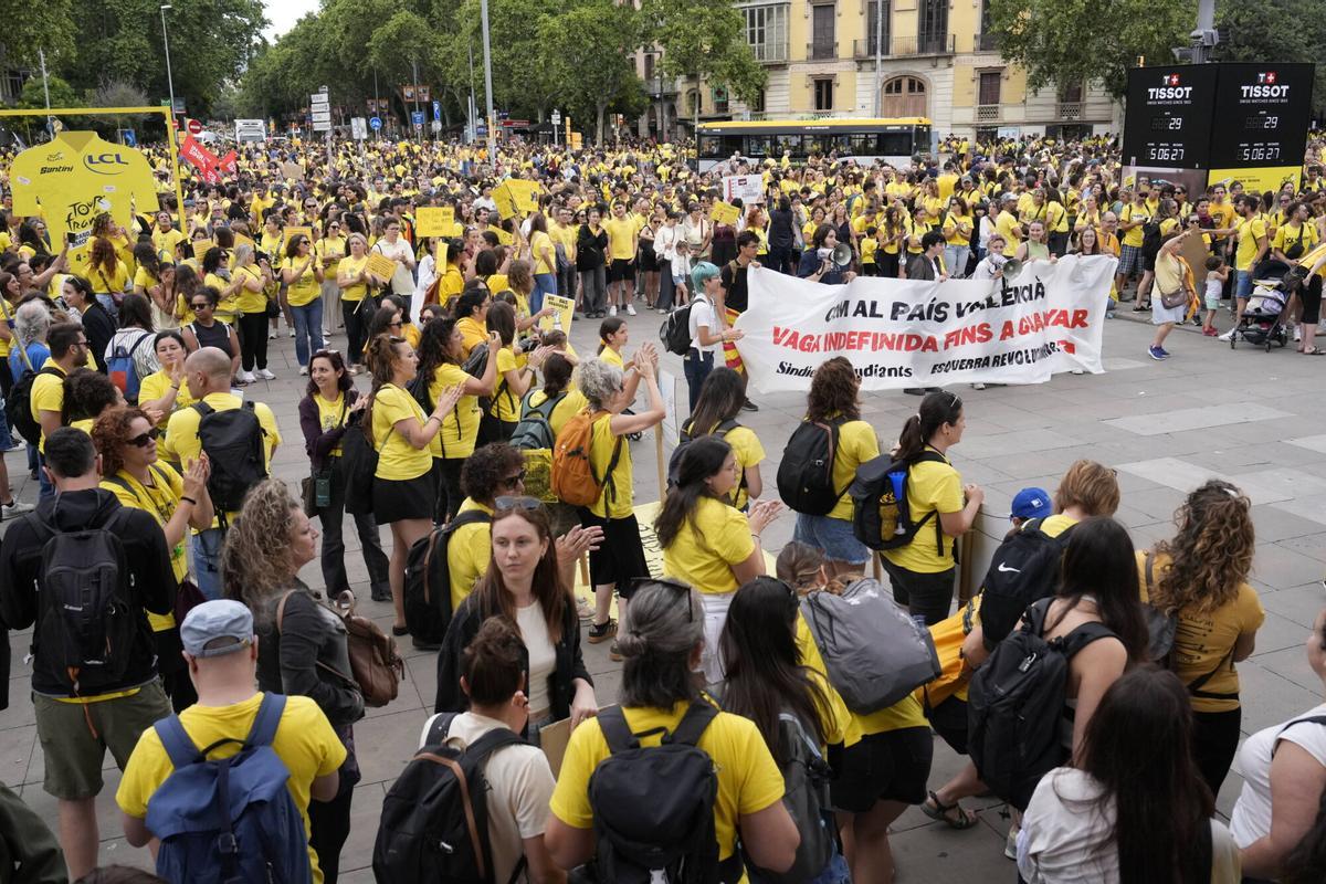 Manifestantes participan en una marcha por el centro de Barcelona durante una jornada de protesta del sector educativo