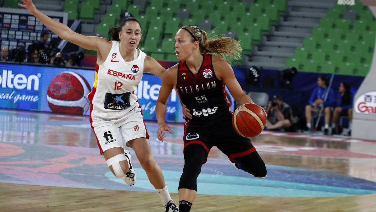 Julie Allemand conduce el balón ante Maite Cazorla, durante la final del Eurobasket.